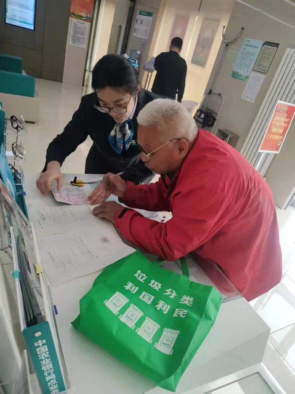 配资最新 农行济南阳光新路支行：空巢老人直犯愁 银行员工来帮忙